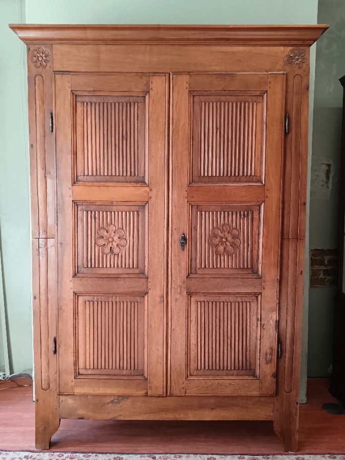 Italian late 18th early 19th C Walnut Wardrobe (2).jpg